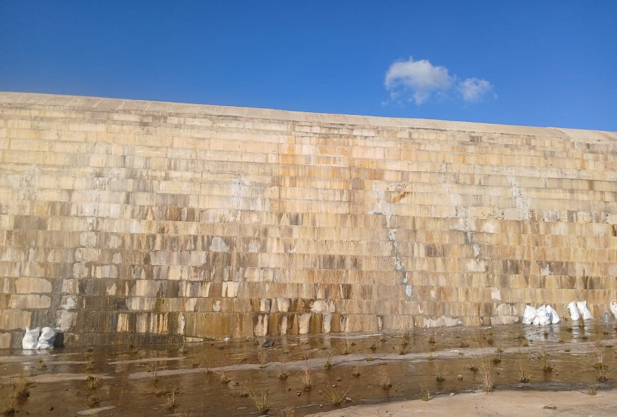 Vista geral do vertedouro de barragem de concreto onde foram tratadas fissuras com infiltração